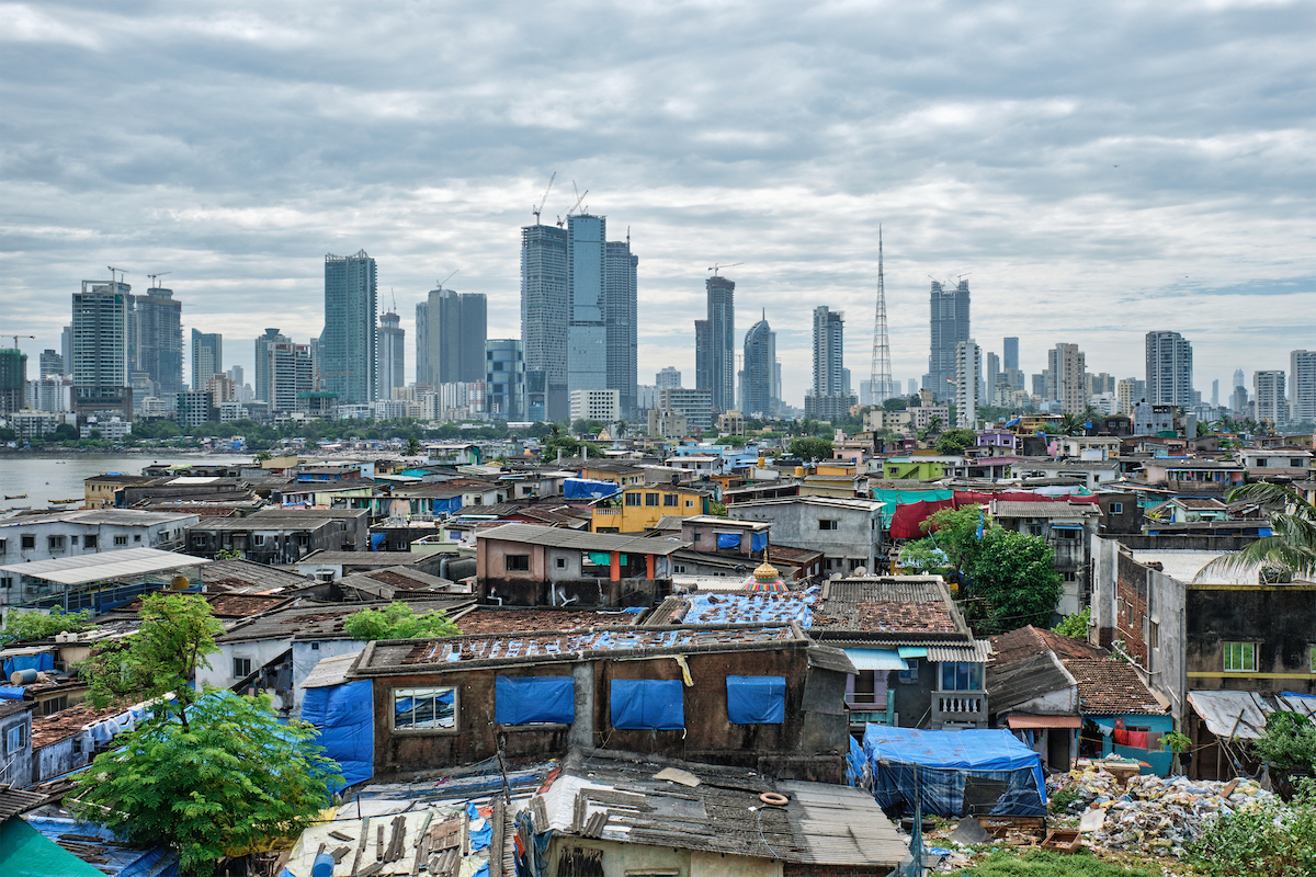 Vista del horizonte de Mumbai con rascacielos sobre barrios marginales en el suburbio de Bandra. Mumbai, Maharashtra, India