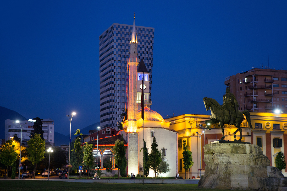 La plaza iluminada Skanderbeg en Tirana, Albania por la noche.